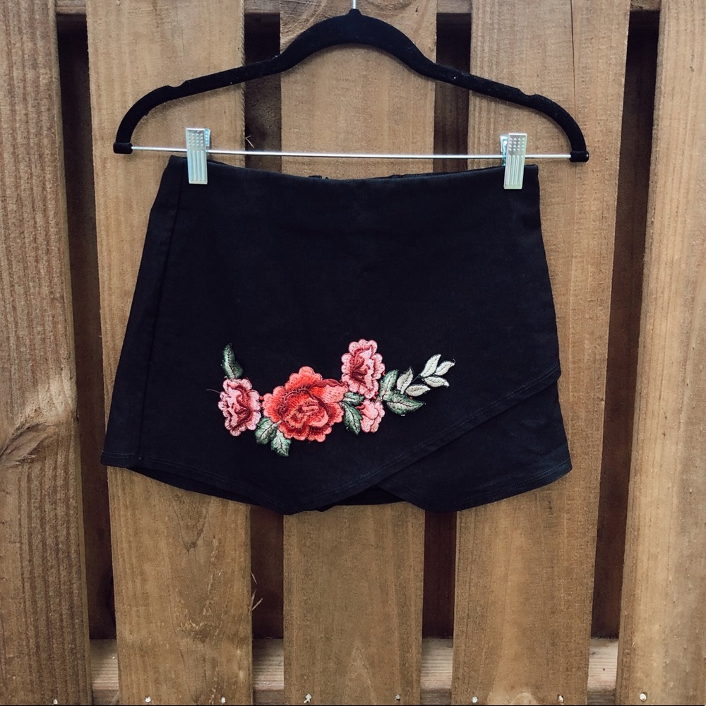 American Threads Black Flower Skort